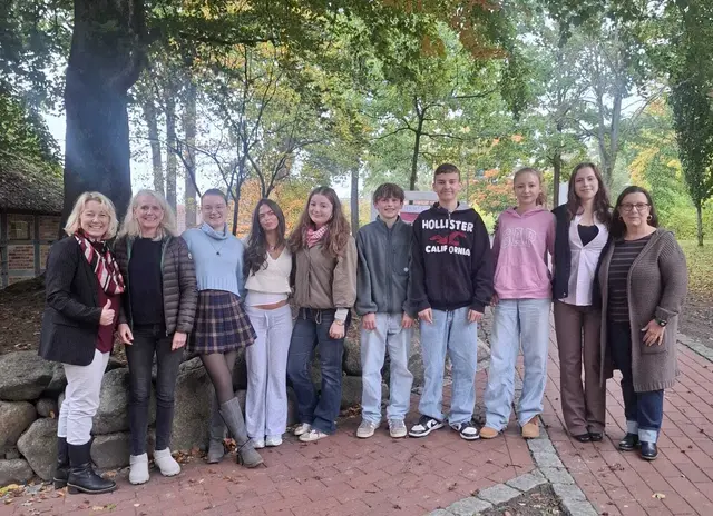 Der Samtgemeinde-Jugendrat mit Bürgermeisterin: Claudia von Ascheraden (v. li.), Daniela Reider, Sontje Ahrens, Helen S. M. Atay, Defne L. Benecke, Linus Hansen, Mica Dürre, Emma Krüger, Emily Klugmann, Sandra Dürre | Foto: Ralf Schubert
