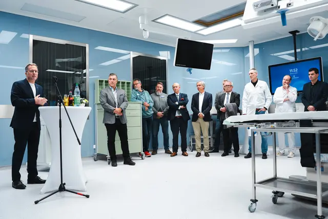  Rund 35 Gäste feierten am Elbe Klinikum Stade die Eröffnung des 10. OP-Saals und versammelten sich für die Reden rund um den OP-Tisch im Neubau | Foto: Elbe Kliniken