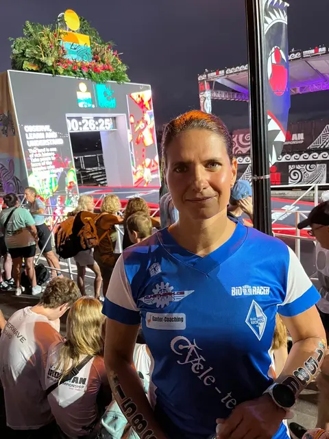 Sylvia Böhnke-Westphal im blau-weißen Buchholz-T-Shirt mit Sponsorenlogos. | Foto: A.Westpha