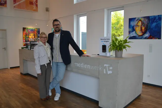 Alexandra und Klaas Dittmer am Tressen mit dem KI-Kunden-Assistenten (li. neben der Pflanze), der die Besucher begrüßt und die richtigen Ansprechpartner vermittelt  | Foto: bim