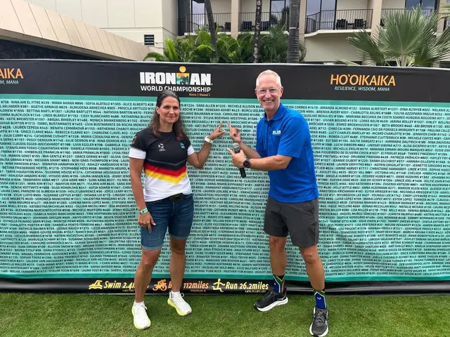 Sylvia Böhnke-Westphal mit Ironman-Moderator Paul Kaye vor der Startertafel, auf der sie ihren Namen und ihre Startnummer zeigt | Foto: A. Westpha