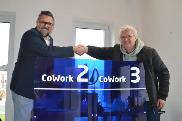 Klaas Dittmer (li,) und WOCHENBLATT-Mediaberater Rainer Dodenhoff an einem Co-Working-Arbeitsplatz für zwei Personen | Foto: bim