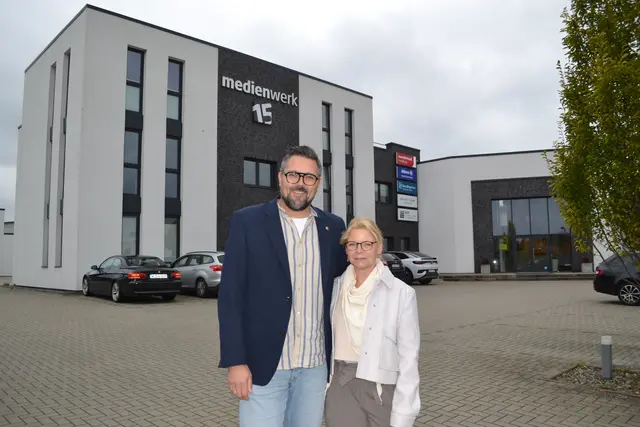 Klaas und Alexandra Dittmer vor ihrem "Medienwerk 15", mit dessen innovativen Konzept sie vor zehn Jahren Vorreiter in der Region waren | Foto: bim
