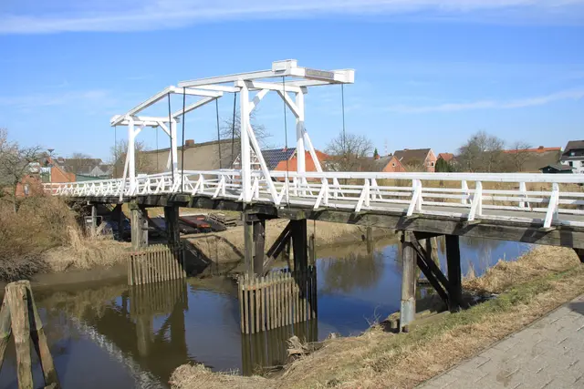 Die Hogendiekbrücke liegt unweit der Ortsmitte von Steinkirchen. Die Brücke über die Lühe gehört zu den beliebtesten Fotomotiven im Alten Land | Foto: lt
