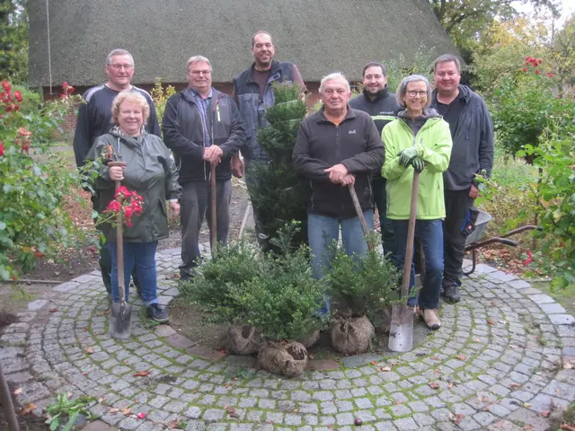 Fleißig wurde das Gelände neu bepflanzt von Michael Raap (v.r.), Elke Ropers, Piotr Brunckhorst, Helmut Wienberg, Mario Jirka, Bürgermeister Klaus-Peter Borchers-Sass und Renate Kiekebusch, dahinter Gärtner Alexander Braun
  | Foto: Freunde der Remise