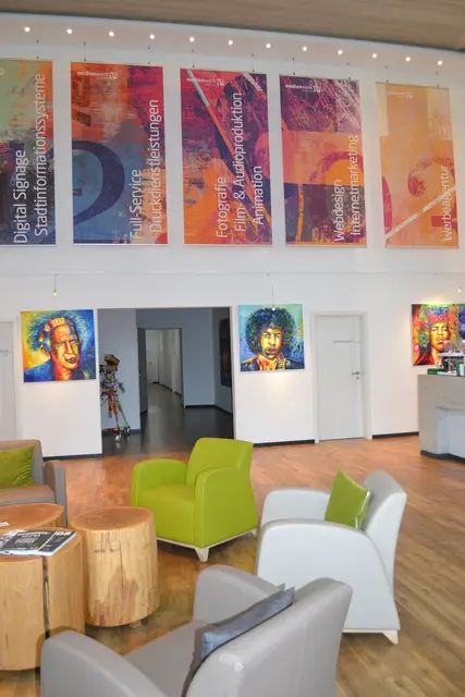 Modernes Ambiente auch im Inneren des Medienwerks. In diesem Raum werden nicht nur die Kundinnen und Kunden empfangen. Auch die Büronutzer können sich hier zum Austausch treffen, oder um einen Snack zu genießen | Foto: bim