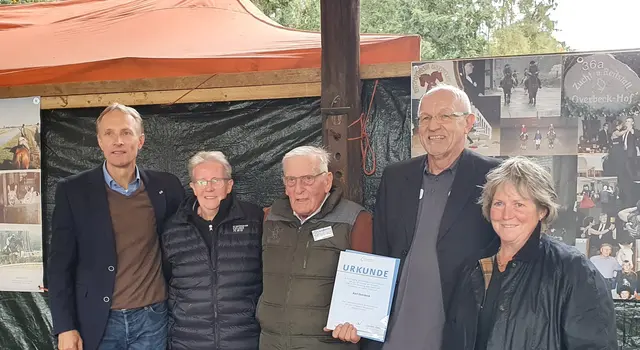 Gratulation zur Auszeichnung: Karl "Kalli" Overbeck (Mi.) mit (v. li.) Dr. Ernst-Dietrich Paulus (PSV Lüneburg-Harburg), Erika Putensen (PSV Hannover), Uwe Bahnweg (KSB) und Annett Witt (Vorstand Finanzen im PSV Lüneburg-Harburg) | Foto: Telse Zimmer