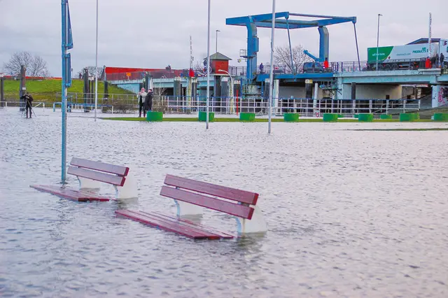 Sturmflut am Lühe-Anleger. Das Thema Hochwasserschutz ist für den Landkreis Stade von hoher Relevanz  | Foto: sla