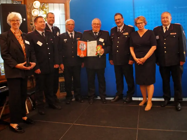 Über die Auszeichnung „Partner der Feuerwehr“ für die Freiwillige Feuerwehr Lindhorst freuen sich Emily Weede (v.li.), Markus Neuse, Andreas Brauel, Volker Bellmann, Firmeninhaber Heino Neuse, LFV Präsident Olaf Kapke, Niedersachsens Innenministerin Daniela Behrens (SPD) und Regierungsbrandmeister Uwe Quante | Foto: Gemeinde Seevetal