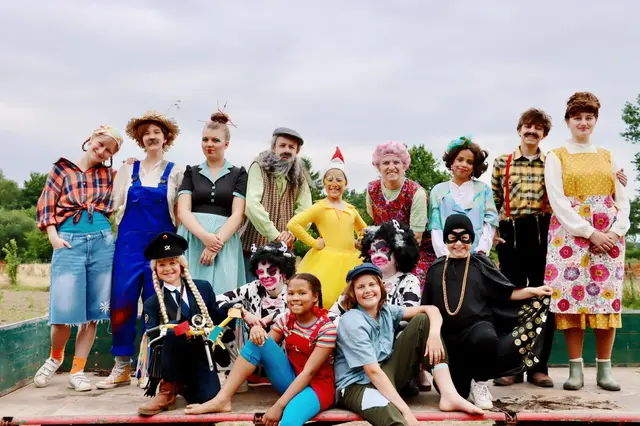 Die Schauspielerinnen und Schauspieler begeistern in ihren fantasievollen Kostümen | Foto: Kinder spielen für Kinder