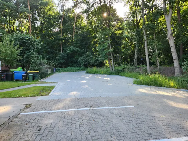 Sanft verläuft die barrierefreie Zufahrt nun mit einer leichten Neigung in zwei Bögen bis zum Niveau des Gemeindehauses | Foto: W. Hochfeld