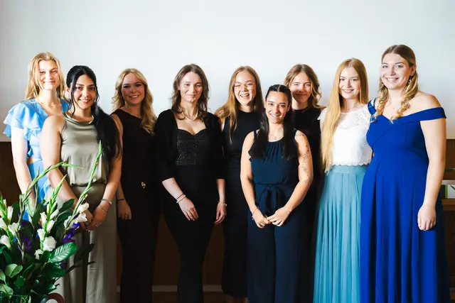 Die neun Absolventinnen der MTRA-Ausbildung wurden im Rahmen einer Examensfeier feierlich verabschiedet | Foto: Elbe Kliniken
