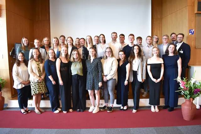 Nach dem erfolgreich bestandenen Staatsexamen wurden die Physiotherapeuten und -therapeutinnen feierlich 
verabschiedet | Foto: Elbe Kliniken