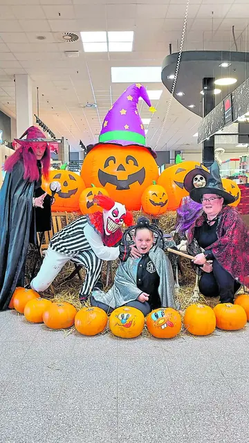 Schaurig aber auch lustig geht's im famila-Kaufhaus im Buchholzer Fachmarktzentrum zu | Foto: famila
