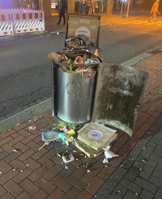 Dieser Mülleimer in der Innenstadt wurde laut FDP mehrere Tage nicht geleert | Foto: FDP