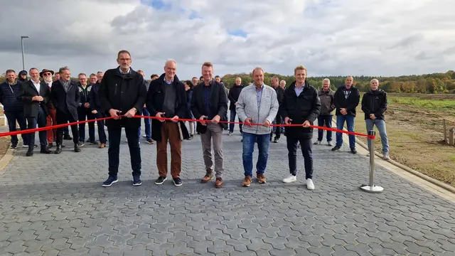 Eröffneten das Gewerbegebiet mit dem Durchschneiden des roten Bandes (v. li.): Brackels Bürgermeister Dirk Schierhorn, WLH-Aufsichtsratsvorsitzender Manfred Cohrs, WLH-Geschäftsführer Jens Wrede, Detlef Meyer, Bauausschussvorsitzender der Gemeinde Brackel, und WLH-Flächenmanager Niklas Waetcke | Foto: mro