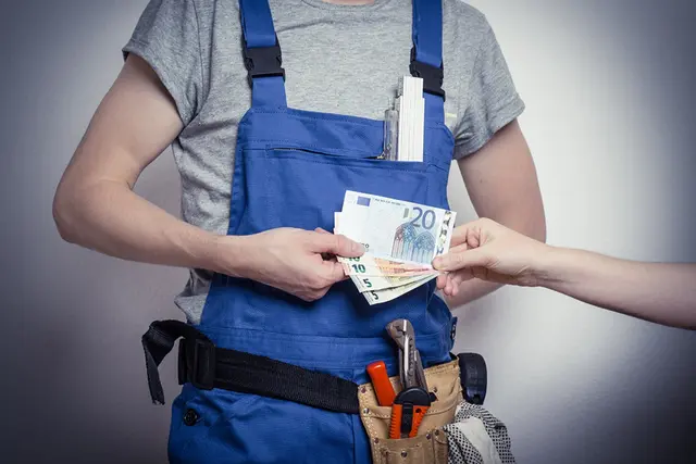 An Gartenzaun und Haustür sollten keine Handwerker für Dachdecker- oder Gartenarbeiten beauftragt werden - Symbolbild | Foto: @adobestock_DDRockstar