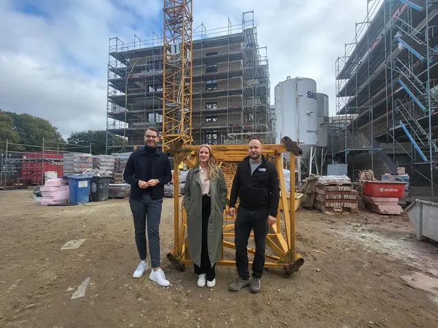 Sind mit Herzblut in das zukunftsweisende Bauprojekt involviert: Niels Kohlhaase, Laura Rieck und Guido Reinke