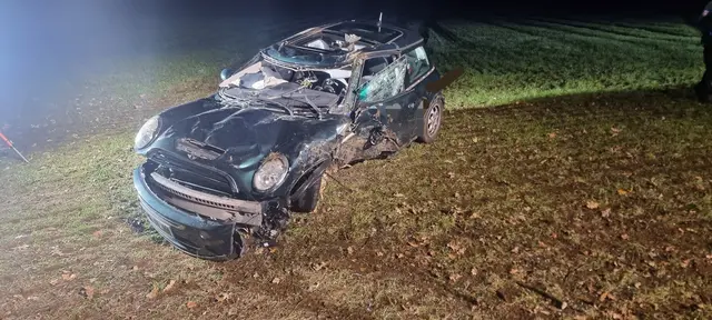 Der Mini Cooper kam von der Straße ab und prallte gegen einen Baum | Foto:  Feuerwehr Apensen