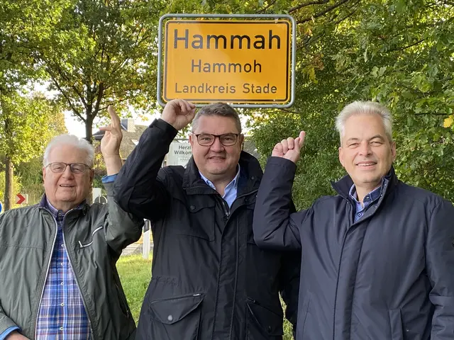 Sehr zufrieden mit den neuen Schildern (v.li.): Heinz Mügge, Holger Falcke und Jörn-Hinnerk Abbe | Foto: Martina Wagner