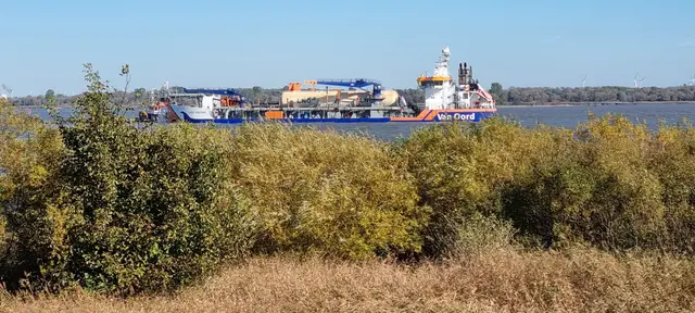 Saugbagger auf der Elbe am Krautsander Anleger  | Foto: ig