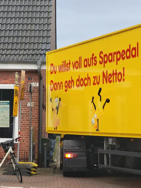 Die Einfahrt ist für Lieferanten unglaublich eng. Nicht jeder schafft die Kurve | Foto: sh