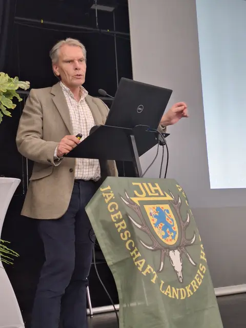 Forstdirektor a.D. Ulrich Maushake bei seinem Vortrag vor der Jägerschaft | Foto: Carsten Weede