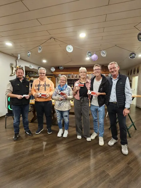 Von links: Richard Broischer (Chronik), André Hennig (1. Platz), Sonja Hennig (2. Platz), Kati Kröger (stellvertretend für den 3. Platz), Philipp Schulz (4. Platz) und Andreas Eggers (1. Vorsitzender) | Foto: Gordon Zabel