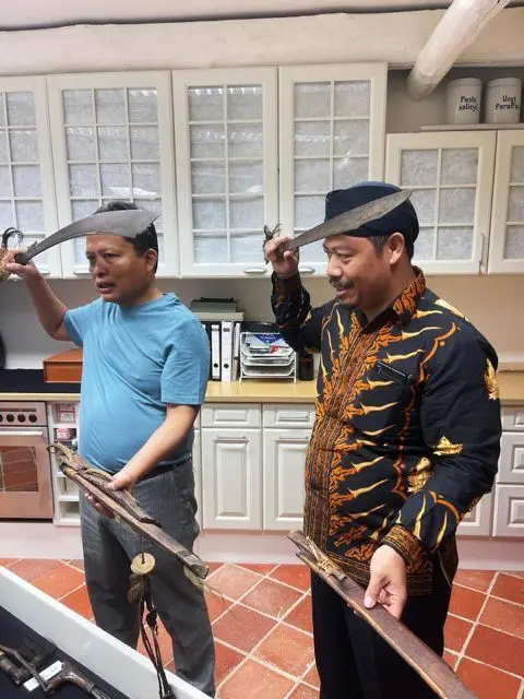 Usman Effendi (li.) und Yuwono Basuki bei der rituellen Ehrung von Borneo-Klingen | Foto: Ificah
