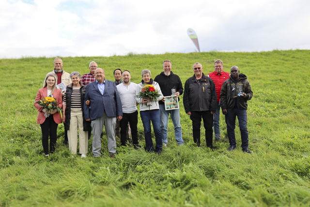 Christiane (3. v. li.) und Rudolf Behr (5. v. li.) mit den Geehrten. Nicht auf dem Bild ist Jan Friedrich Peters | Foto: Behr AG