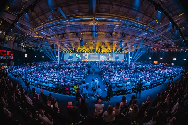 Volle Hallen, geballtes Wissen: Beim OMR Festival in Hamburg diskutieren internationale Speaker auf der Conference Stage über die Zukunft von Marketing, Tech und Wirtschaft | Foto: JulianHukePhotography