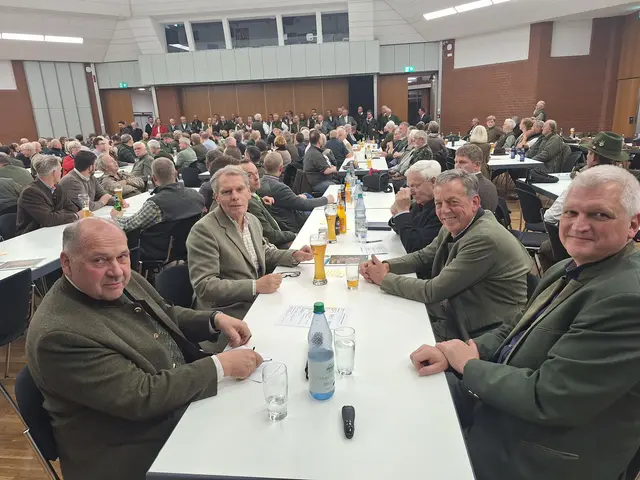 Horst Günter Jagau, Vorsitzender der Jägerschaft Landkreis Harburg (JLH, v. li.), Referent Ulrich Maushake, Kreisjägermeister Norbert Leben, Helmut Dammann-Tamke, Präsident des Deutschen Jagdverbandes, und Matthias Carstens vom JLH-Vorstand  | Foto: Carsten Weede