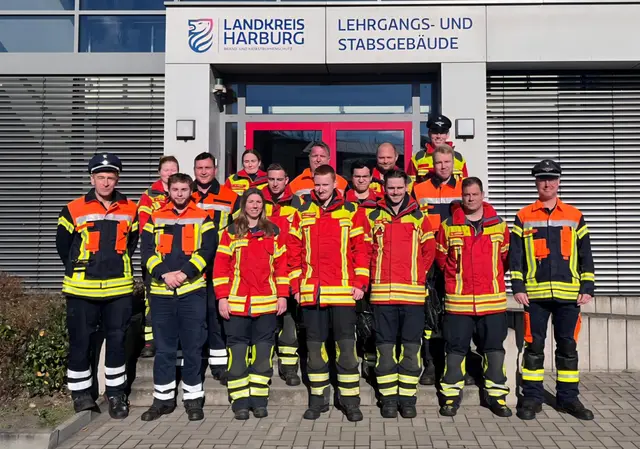 Seevetals Gemeindeausbildungsleiter Dieter Kröger (li.) und sein Vertreter Sascha Wille (re.) freuen sich über die neuen, ausgebildeten Truppführer für die FF Seevetal | Foto: Feuerwehr Seevetal 
