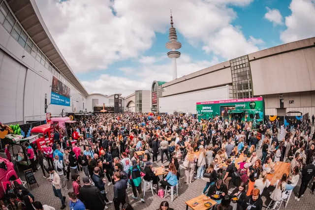 Festivalfeeling mitten in Hamburg: Auf dem OMR-Gelände rund um die Messe treffen sich Tausende Besucherinnen und Besucher zum Netzwerken, Essen und Austauschen | Foto: JulianHukePhotography