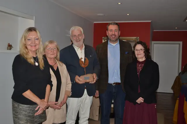 Bürgerpreisträger Burkhard Allwardt (Mi.) mit dem Vorstand der Töster Bürgerstiftung (v. li.): Tamara Boos-Wagner, Annemarie Müller, Till von Rennenkampff und Cornelia Peterssen | Foto: bim