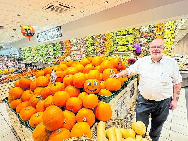 Lars Krethe (Leiter der Abteilung Obst + Gemüse) freut sich über die Halloween Aktionswoche bei Meyer`s Frischecenter in Stade | Foto: cku