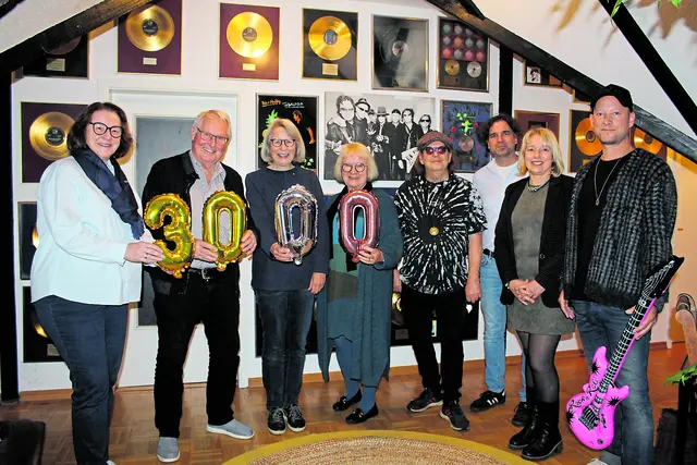 Offizielle Spendenübergabe im Hause Kravetz: Kerstin Witte (Rotary Club, v. li.), Dieter Hoth, Dr. Renate Taugs (Rotary), Dr. Marianne Kalinowsky (Rotary), Jean-Jaques Kravetz, Jan Grothmann-Falke (Entrée-Stiftung), Samtgemeinde-Bürgermeisterin Claudia von Ascheraden (Entrée-Stiftung) und Kravetz' Sohn Julien | Foto: pöp