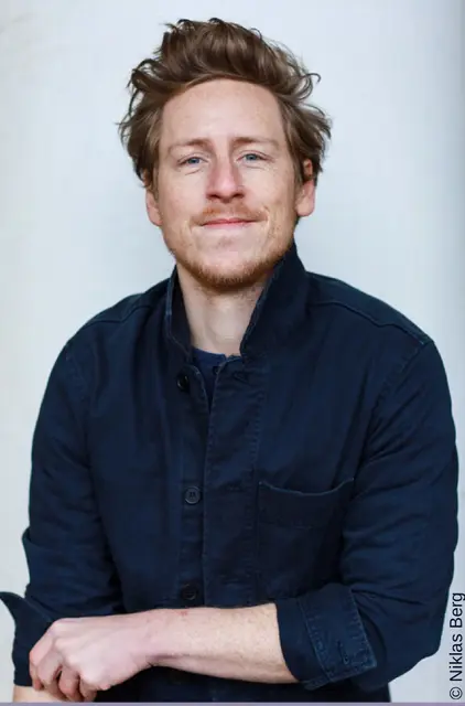 Leon Engler,  liest am 30. Oktober im Buchholzer aus seinem Debütroman „Botanik des Wahnsinns“ | Foto: Niklas Berg