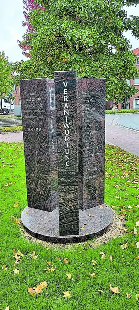 Die Gedenkstele vor der Kirche  | Foto: ig