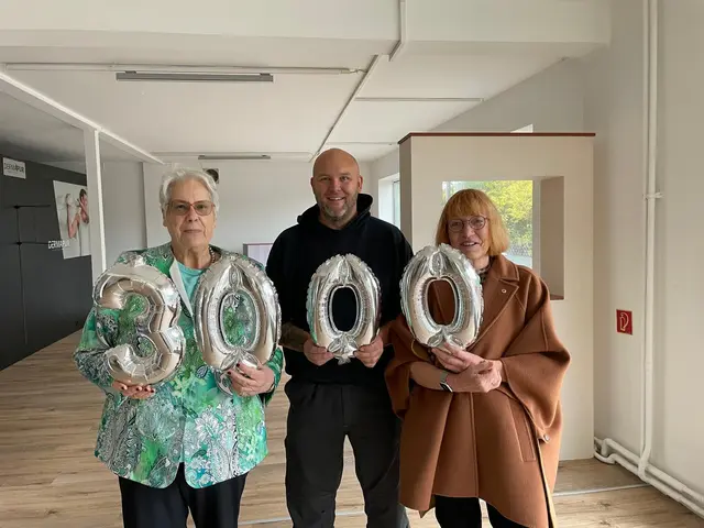 Freude bei der Tafel Buchholz über die großzügige Spende des Lions Club Buchholzer Löwen. Marie-Luise Honert Vollmert (v. li.), Frank Bökler, Angelika Kordes | Foto: Tafel Buchholz