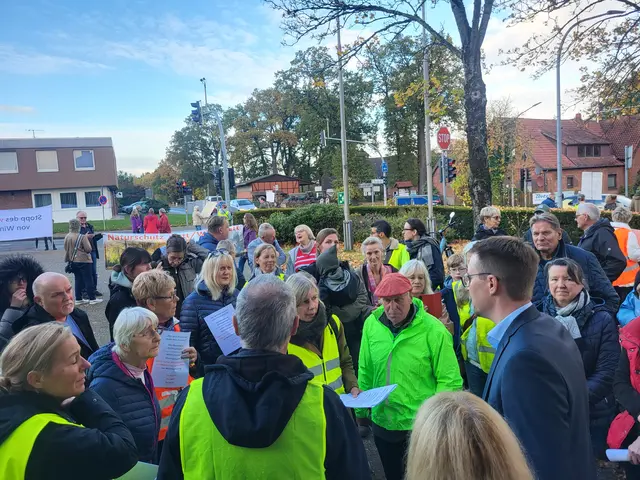Rund 110 Bürger protestierten vor dem Rathaus der Samtgemeinde Hollenstedt gegen weitere Windkraftanlagen. Samtgemeinde-Bürgermeister Philip Werk (vorne re.) stellte sich der Diskussion | Foto: Filip
