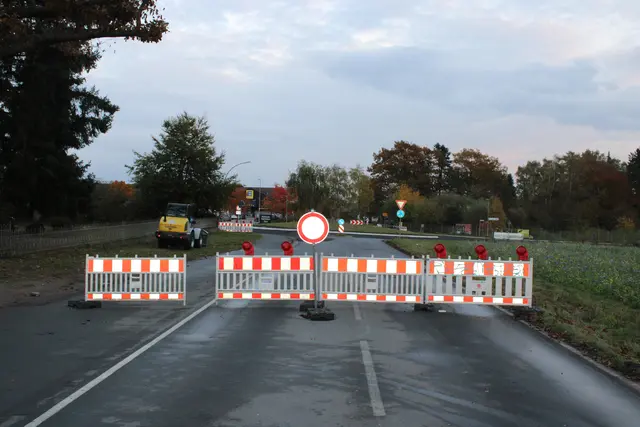 Voraussichtlich in der kommenden Woche soll die Sperrung des Kreisverkehrs wieder aufgehoben werden | Foto: ce