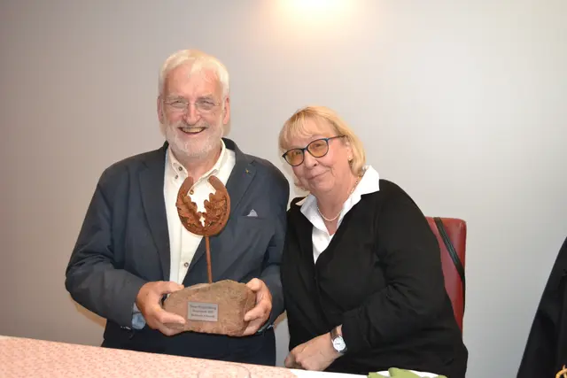 Burkhard Allwardt mit seiner Frau Cornelia, die wegen seiner vielen Ehrenämter häufig auf ihren Mann verzichten musste. | Foto: bim
