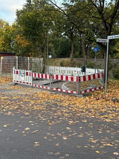 Der defekte Radweg in der Straße zum Torfmoor wurde ausgebessert und vergrößert | Foto: thl