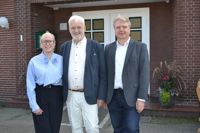 Burkhard Allwardt (Mi.) mit Bürgermeisterin Nadja Weippert und Samtgemeinde-Bürgermeister Dr. Peter Dörsam | Foto: bim