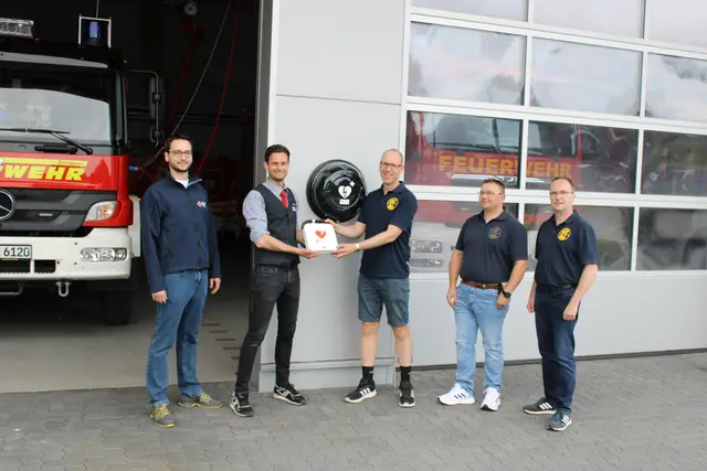 Übergabe des Defibrillators am Feuerwehrhaus (v. li.): Steffen John (DRK-Kreisverband), Sponsor Marco Düver, Sebastian Frahm (Feuerwehr-Förderverein), stellv. Feuerwehr-Gruppenführer Jan Schulz und stellv. Ortsbrandmeister Lars Schulenburg | Foto: ce