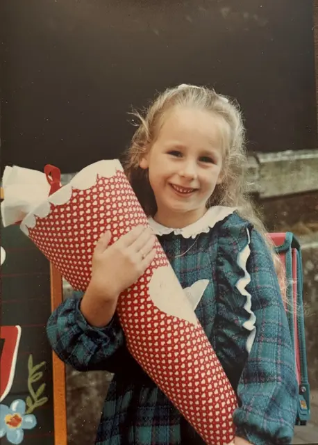 Nadja Weippert (heute 42), Niedersächsische Landtagsabgeordnete, bei ihrer Einschulung in die historische Grundschule Dieckhofstraße in Tostedt im Jahr 1989 | Foto: Weippert