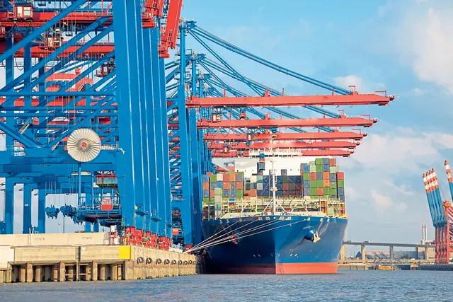 Der Hamburger Hafen ist ein Wirtschaftsmotor für die gesamte Region | Foto: AdobeStock/sweasy