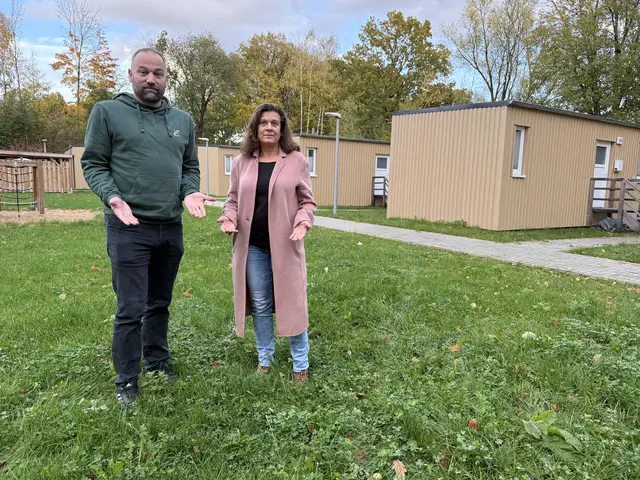 Dr. Irmelin Schütze und Timo Röntsch von den Freien Wählern Seevetal kritisieren die hohen laufenden Kosten der gemeindeeigenen Tiny Houses. Trotz geringer Auslastung entstehen der Gemeinde jährlich rund 50.000 Euro an Unterhaltskosten | Foto: Freie Wähler Seevetal