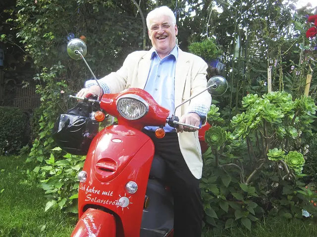 Jahrelang war Burkhard Allwardt mit seine knallroten Elektroroller in Tostedt unterwegs | Foto: privat